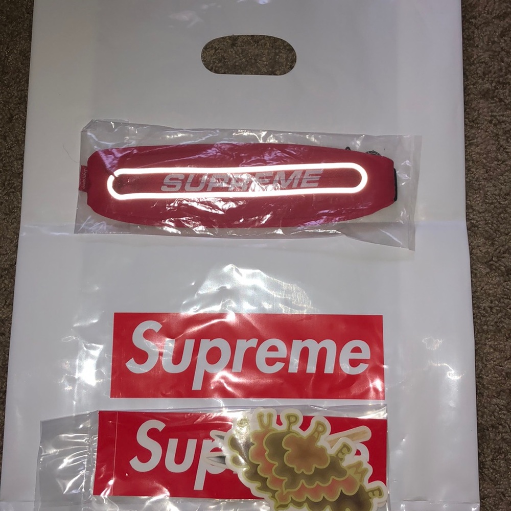 BRAND NEW! Supreme running waist bag.